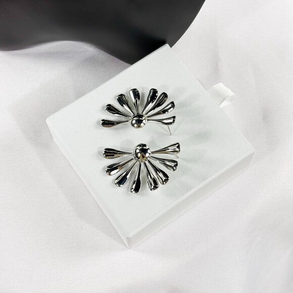 BRAND NEW IN BOX SILVER DAISY STUD EARRINGS SILVER HARDWARE SET - Picture 4 of 4